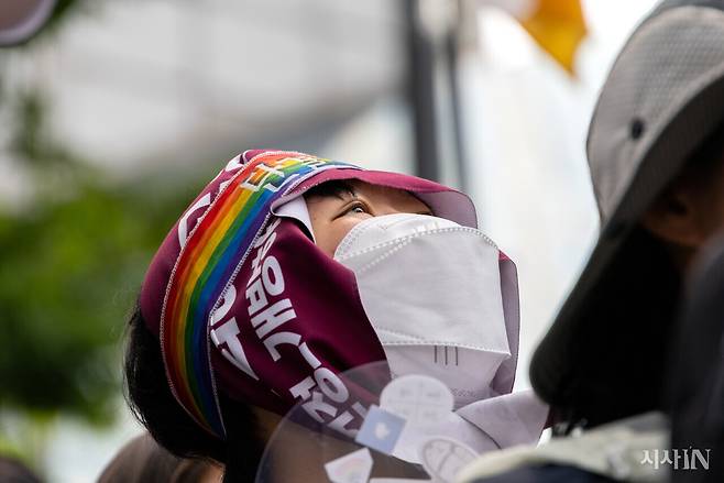 ‘말벌 동지’로 온 시민이 김형수 지회장이 있는 철탑을 바라보고 있다. ⓒ시사IN 신선영