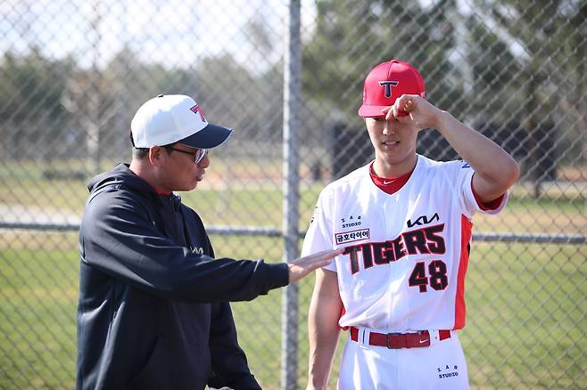 KIA 이의리(오른쪽)는 22일 함평 두산과 퓨처스(2군)리그에서 선발등판해 2이닝 1실점(무자책점)을 기록해 실전 감각을 끌어올렸다. 사진제공|KIA 타이거즈