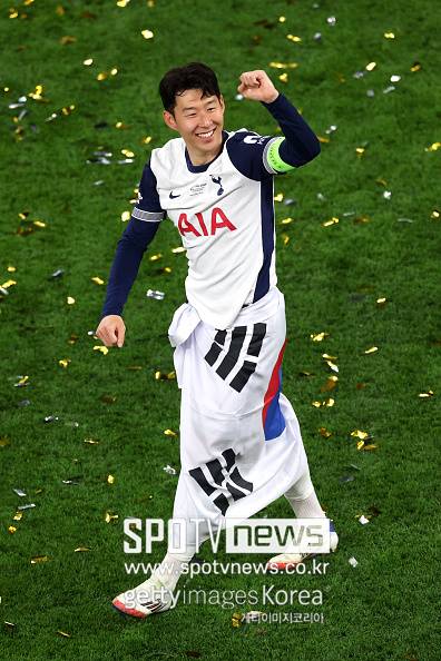 ▲ 토트넘 내부 사정에 밝은 존 웬햄은 ‘토트넘홋스퍼뉴스’와 단독 인터뷰에서 “프랭크 감독은 인터뷰 내내 손흥민에 대해 아무 말도 하지 않았다. 훈련 영상에서도 손흥민은 아예 빠졌다. 이는 단순한 실수가 아니라, 구단의 방향성이 바뀌고 있음을 보여주는 강력한 신호다. 이제는 주장직도 다른 선수에게 넘어가야 할 상황이 올지도 모른다”라고 말했다. 프랭크 감독은 도미닉 솔란케, 제임스 매디슨 등 비교적 최근 영입된 선수들을 중심으로 언급하며 새로운 체제의 방향성을 제시했지만, 손흥민은 그 구상에서 철저히 배제된 듯한 인상을 줬다. 심지어 영상 중간에 삽입된 훈련 영상에서도 손흥민은 전혀 등장하지 않았다