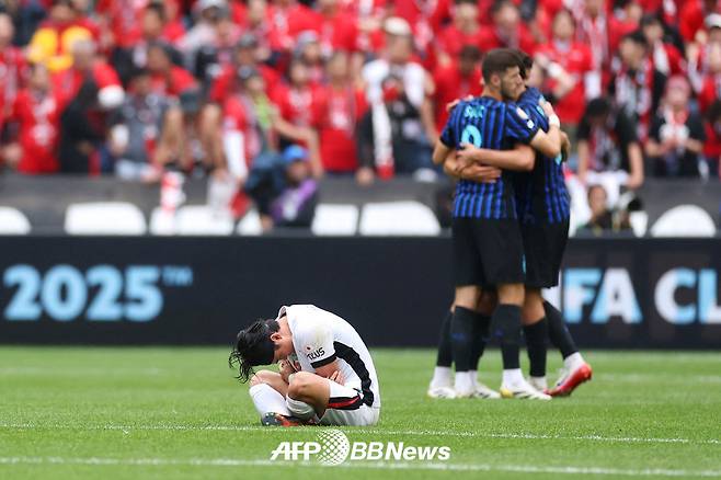 22일 인터밀란과의 2025 국제축구연맹(FIFA) 클럽 월드컵 조별리그 2차전 1-2 패배 후 좌절하고 있는 우라와 레드 다이아몬즈 선수. /AFPBBNews=뉴스1