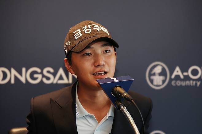 우승 후 인터뷰하는 옥태훈. /사진=KPGA 제공