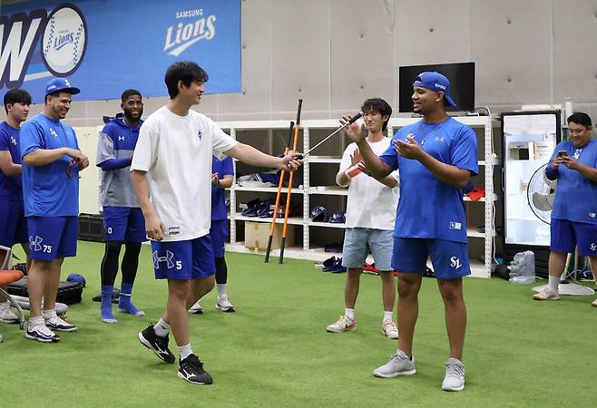오른쪽에 위치한 삼성 라이온즈 새 외국인 투수 헤르손 가라비토가 지난 19일 삼성 선수단에 합류해 선수들과 상견례 시간을 갖고 있다. 삼성 라이온즈