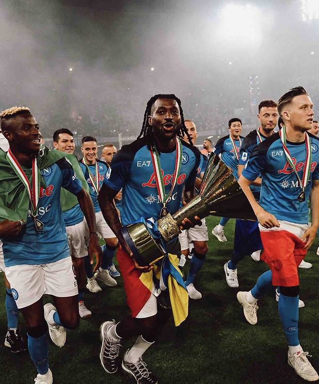 스페인 매체 '렐레보' 기자 마테오 모레토가 23일(한국시간) 자신의 유튜브 채널을 통해 이강인의 차기 행선지가 조만간 공개될 거라고 보도했다. 나폴리