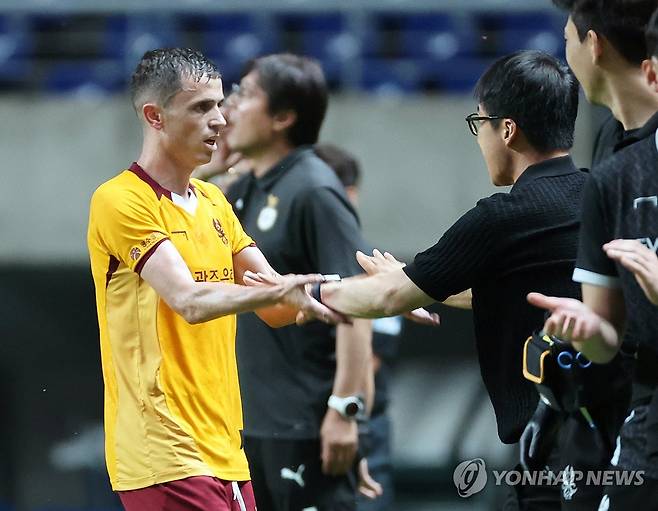 이정효 감독과 기쁨 나누는 아사니 (광주=연합뉴스) 조남수 기자 = 22일 광주월드컵경기장에서 열린 K리그1 2025 20라운드 광주FC와 대전하나시티즌의 경기. 광주 아사니가 후반전에 선제골을 넣고 이정효 감독과 손을 마주치고 있다. 2025.6.22 iso64@yna.co.kr