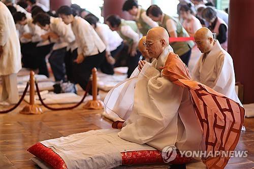 취임 1천일 맞이한 조계종 총무원장 진우스님 (서울=연합뉴스) 류효림 기자 = 조계종 총무원장 진우 스님이 23일 서울 종로구 조계사 대웅전에서 열린 취임 1천일 '세상의 평안을 위한 1천일 기도 회향' 법회에서 신도, 스님들과 함께 108배를 올리고 있다. 2025.6.23
ryousanta@yna.co.kr