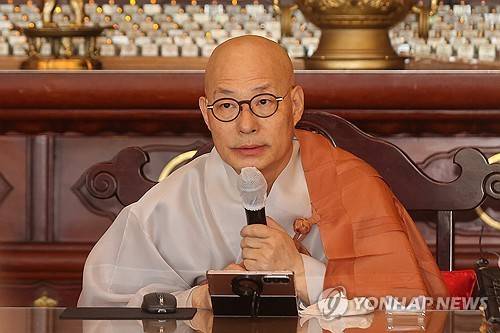 취임 천일 인사말하는 조계종 총무원장 진우스님 (서울=연합뉴스) 류효림 기자 = 조계종 총무원장 진우 스님이 23일 서울 종로구 조계사 대웅전에서 열린 취임 1천일 '세상의 평안을 위한 1천일 기도 회향' 법회에서 인사말을 하고 있다. 2025.6.23
ryousanta@yna.co.kr
