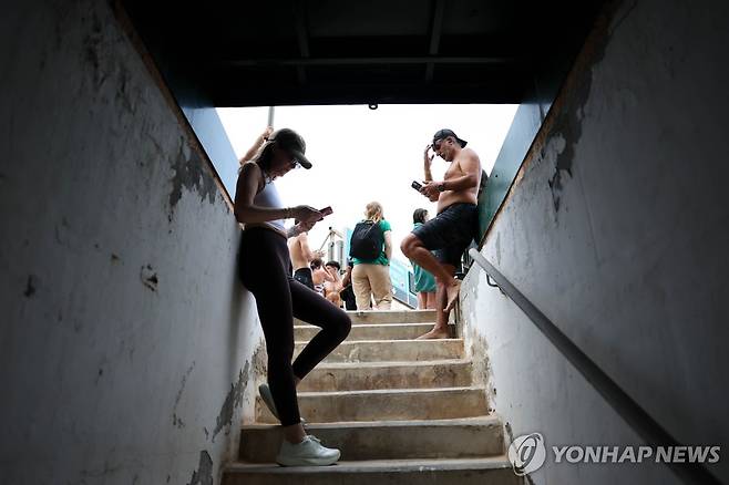 방공호에 모인 이스라엘 시민 (텔아비브 EPA=연합뉴스) 23일(현지시간) 오전 이스라엘 텔아비브 해변의 한 방공호 입구에 시민들이 모여 있다. 2025.6.23 photo@yna.co.kr