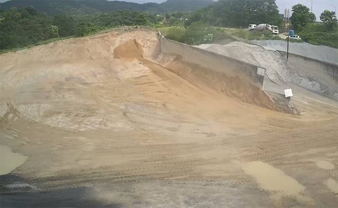 광주·전남 레미콘업계가 극심한 골재 수급난을 겪고 있어 각종 공사에 차질이 우려된다. 사진은 장성에 위치한 한 레미콘 업체 골재(모래) 야적장. <광주전남레미콘공협동조합 제공>