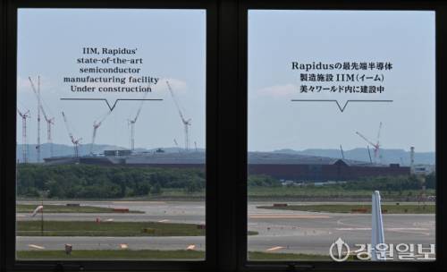 ◇일본 삿포로에 있는 최첨단 반도체 제작회사 ‘라피더스(Rapidus)’가 신치토세 공항에서 보일만큼 가까이에 공장을 짓고 있다. 일본 삿포로=권태명기자