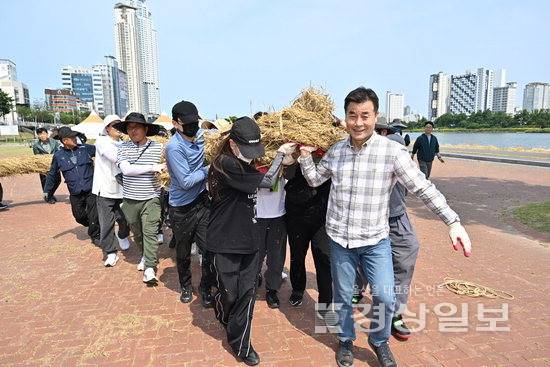 ▲ 김영길 울산 중구청장이 지난달 31일 태화강체육공원에서 울산 큰줄당기기 '태화강마두희'에 사용할 본줄(몸통 줄) 제작 행사를 가졌다. 울산 중구청 제공