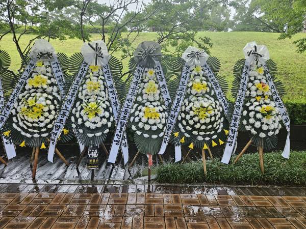 전국시군구공무원노동조합에서 보내온 근조화환이 구미시청 정문앞에 줄지어 서있다. 이봉한기자.
