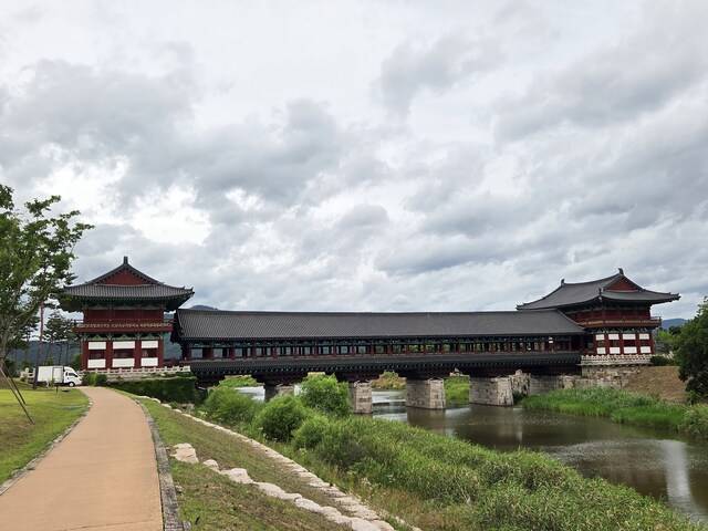경주시가 신라왕경복원정비사업 가운데 유일하게 완공한 월정교 전경.