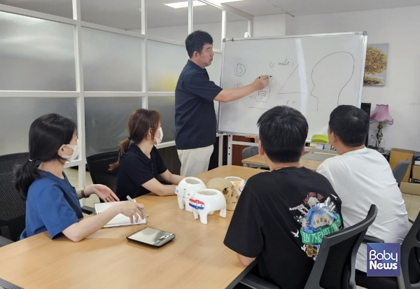 김진영 지오크리에이티브 대표가 직원들과 함께 제품 개선 회의를 하고 있는 모습. ⓒ지오크리에이티브