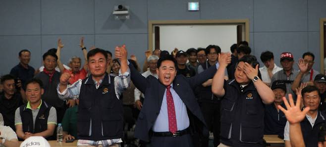 김규환(가운데) 사장을 비롯한 대한석탄공사 노사 관계자가 지난 20일 원주 본사에서 이뤄진 2025년 임금협상 타결식에서 ‘대한석탄공사 만세’를 외치고 있다. (사진=석탄공사)