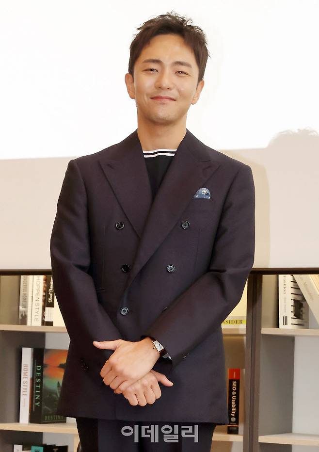 박천휴 작가가 24일 서울 중구 명동 커뮤니티하우스 마실에서 진행된 뮤지컬 ‘어쩌면 해피엔딩’ 기자간담회에서 포토타임을 갖고 있다.(사진=방인권 기자)