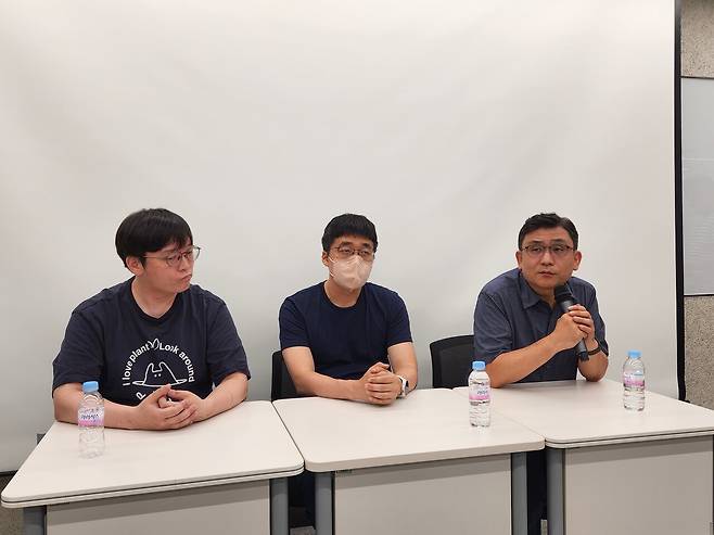 - 인터뷰 중인 개발진의 모습