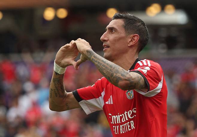 2025년 6월 20일(현지시간), 미국 플로리다주 올랜도의 인터앤코 스타디움에서 열린 FIFA 클럽 월드컵 C조 조별리그 경기에서 벤피카의 앙헬 디 마리아가 첫 골을 넣은 뒤 세리머니를 하고 있다.