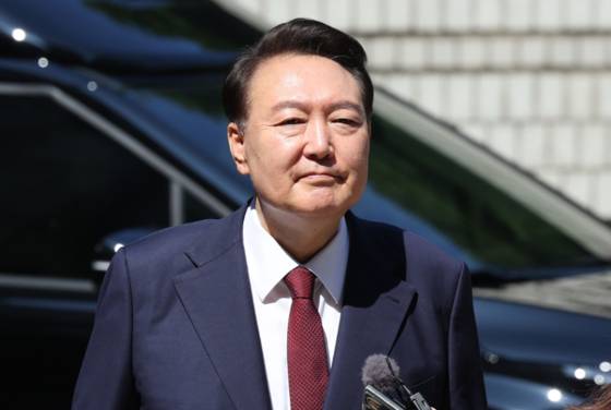 윤석열 전 대통령이 23일 서울 서초구 서울중앙지방법원에서 열린 내란 우두머리 혐의·직권남용 권리행사 방해 혐의 사건 8차 공판에 출석하고 있다. 〈사진=사진공동취재단·연합뉴스〉