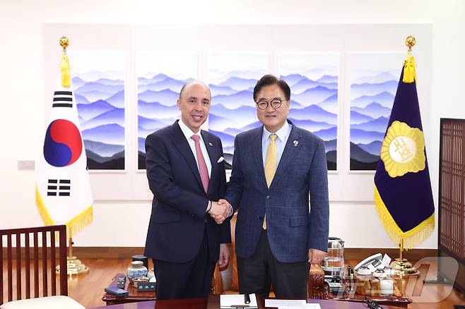 우원식 국회의장이 지난 20일 오후 서울 여의도 국회에서 샤픽 라샤디 주한모로코대사를 접견하고 있다. (국회의장실 제공. 재판매 및 DB 금지) 2025.6.20/뉴스1