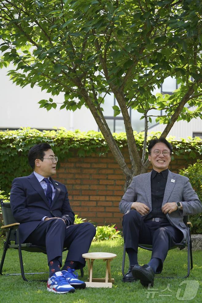 당대표 출사표를 던진 박찬대 더불어민주당 의원이 23일 인사청문회를 하루 앞둔 김민석 국무총리 후보자를 찾아 격려하고 있다. (박찬대 의원실 제공. 재판매 및 DB금지) 2025.6.23/뉴스1