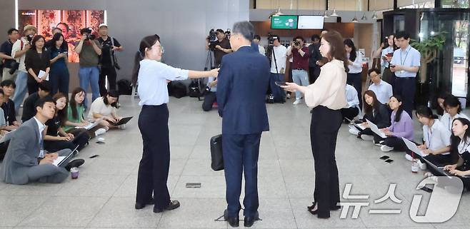 조현 외교부 장관 후보자가 24일 오전 서울 종로구 대우빌딩에 마련된 인사청문회 준비 사무실로 출근하며 취재진의 질문에 답하고 있다. 2025.6.24/뉴스1 ⓒ News1 임세영 기자