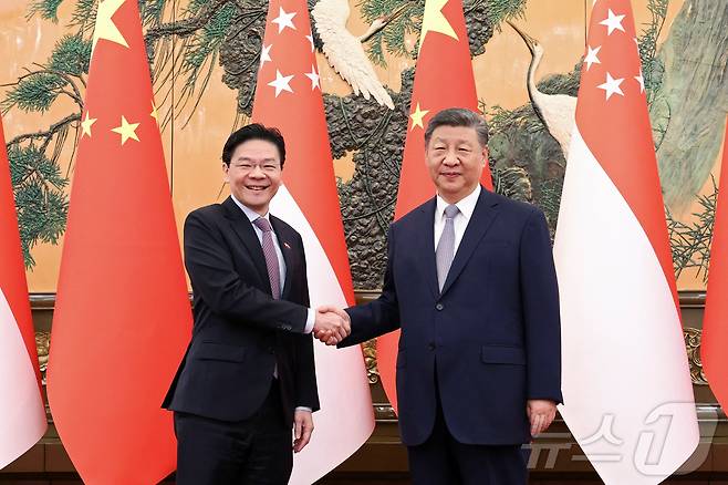시진핑 중국 국가주석과 로렌스 웡 싱가포르 총리가 24일 중국 베이징 인민대회당에서 악수하고 있다. 2025.06.24 ⓒ 로이터=뉴스1 ⓒ News1 정은지 특파원