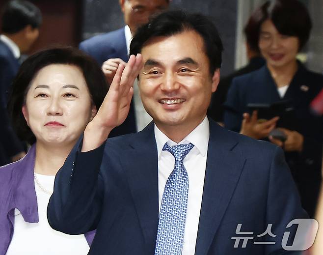 안규백 국방부 장관 후보자가 24일 서울 여의도 국회에서 열린 의원총회에 참석하며 정청래 대표 후보자를 향해 인사하고 있다. 2025.6.24/뉴스1 ⓒ News1 김민지 기자