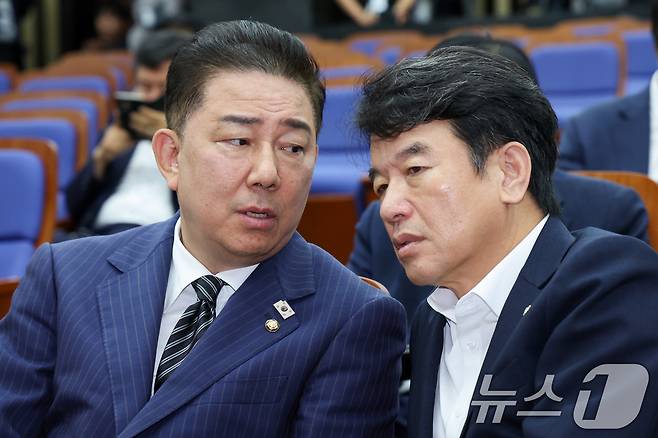 김병기 더불어민주당 대표 직무대행 겸 원내대표(왼쪽)와 문진석 원내수석부대표가 24일 오후 서울 여의도 국회에서 열린 의원총회에서 대화하고 있다. 2025.6.24/뉴스1 ⓒ News1 안은나 기자