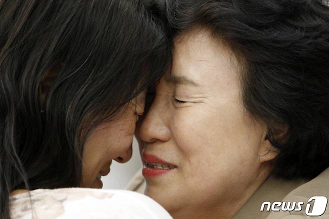 실종돼 미국으로 입양을 갔다가 44년 만에 가족을 만나기 위해 귀국한 신경하(미국명 라우리 벤더)씨가 18일 오후 인천국제공항 2터미널에서 어머니 한태순씨를 만나 얼싸안고 있다. 2019.10.18/뉴스1 ⓒ News1 안은나 기자