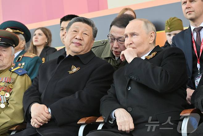 9일(현지시간) 오전 러시아 수도 모스크바 붉은광장에서 소련의 제2차 세계대전 승리 80주년을 기념하는 대규모 군사 퍼레이드가 진행되는 가운데 블라디미르 푸틴 러시아 대통령과 시진핑 중국 국가주석이 담소를 나누고 있다. 2025.05.09 ⓒ 로이터=뉴스1 ⓒ News1 최종일 선임기자