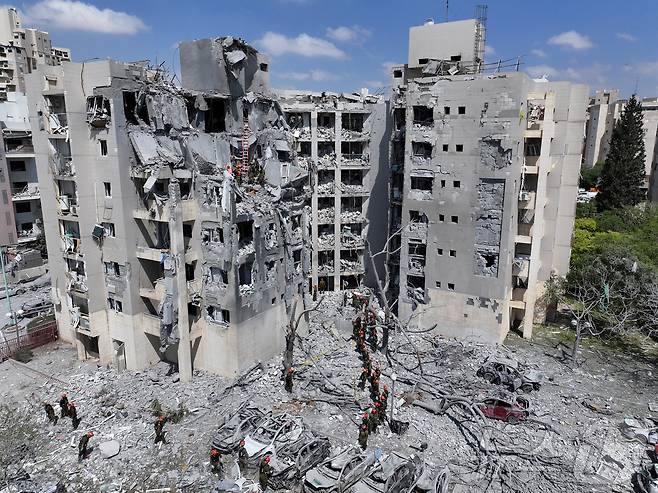 이스라엘 베르셰바에 있는 주거용 건물이 24일(현지시간) 이른 아침 이란의 공격으로 인해 손상됐다. 2025.6.24 ⓒ 로이터=뉴스1 ⓒ News1 김경민 기자