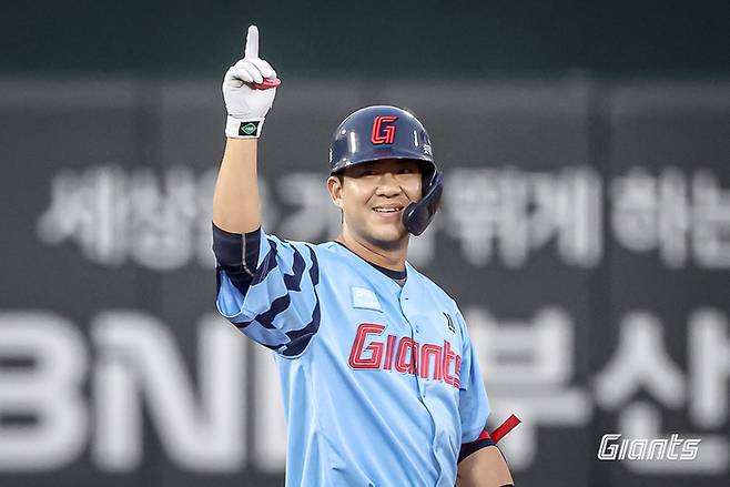 롯데 김민성이 22일 부산 사직구장에서 열린 2025 KBO리그 정규시즌 삼성전 7회말 역전 적시타를 치고 세리머니하고 있다. 사진 | 롯데 자이언츠