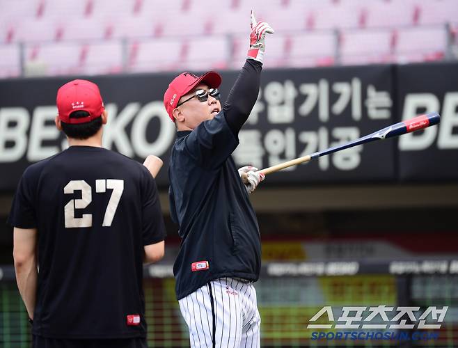 10일 광주 기아챔피언스필드에서 열린 KBO리그 KIA와 삼성의 경기. 김호령에게 타격에 대한 조언을 해주고 있는 이범호 감독. 광주=송정헌 기자songs@sportschosun.com/2025.06.10/