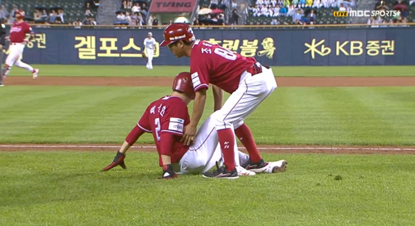 조동화 3루코치와 충돌한 박성한. ⓒMBC 스포츠플러스 중계화면 캡처