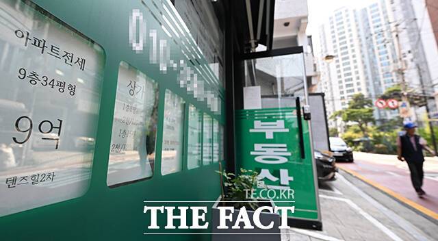 18일 오후 서울 성동구의 한 부동산 중개업소에 아파트 매물 안내문이 붙어 있다. /서예원 기자