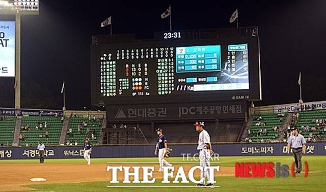 '무승부' 제도가 존재하는 한 연장 승부는 박진감이 떨어질 수밖에 없다. 팬들도 '무승부' 가능성이 커지면 썰물처럼 경기장을 빠져 나간다. /뉴시스