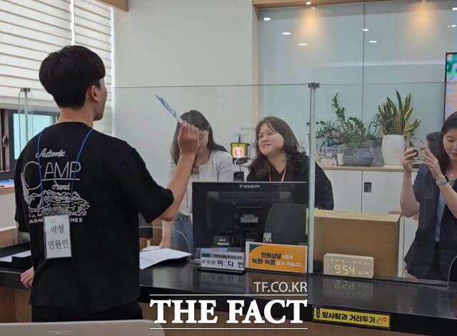 천안교육지원청은 악성 민원 상황에 대비한 비상 대응 모의훈련을 천안서북경찰서 불당지구대와 합동으로 실시했다./천안교육지원청