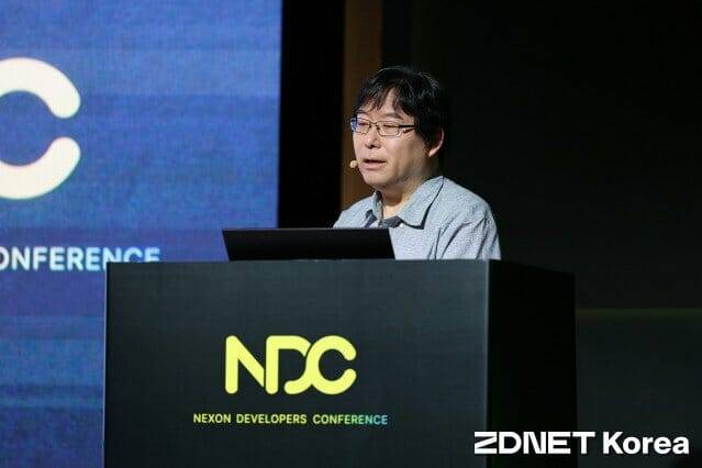 박용현 넥슨게임즈 대표가 NDC25에서 기조연설을 하고 있다.