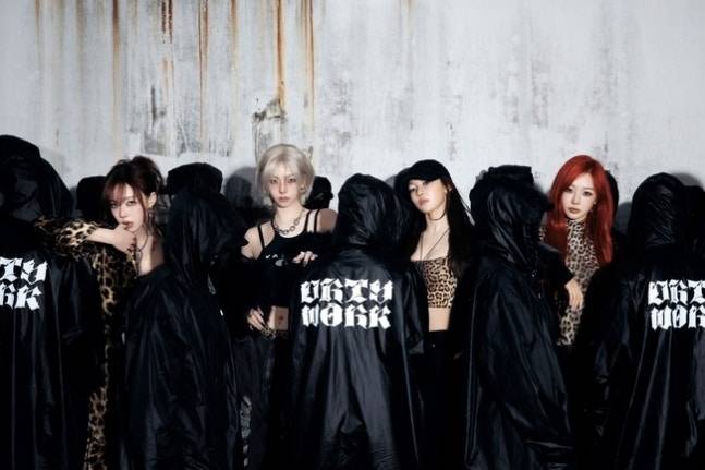 카리나, ‘백발 숏컷+체인 목걸이’ 파격 변신(제공: SM엔터테인먼트)