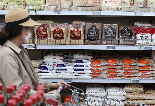 서울 시내 한 대형마트에 설탕이 진열돼 있다./뉴스1