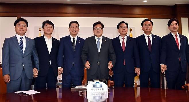 우원식 국회의장이 24일 오전 서울 여의도 국회에서 김병기 더불어민주당 당대표 직무대행 겸 원내대표와 송언석 국민의힘 원내대표와 대화하기에 앞서 기념사진을 찍고 있다. ⓒ데일리안 홍금표 기자