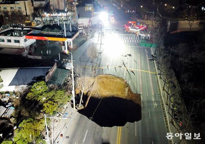 올해 3월 24일 서울 강동구 명일2동에서 발생한 폭 18m, 깊이 20m의 대형 싱크홀. 이 사고로 오토바이 운전자 1명이 숨지고 카니발 운전자 1명이 다쳤다. 이 지역은 동아일보 히어로콘텐츠팀이 만든 서울시 싱크홀 안전지도에서 안전도 4등급인 것으로 나타났다. 신원건 기자 laputa@donga.com