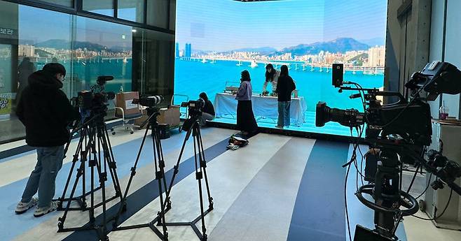 경성대 학생들이 방송용 최첨단 장비를 갖춘 XR 스튜디오에서 영상 촬영 작업을 진행하고 있다. 경성대 제공
