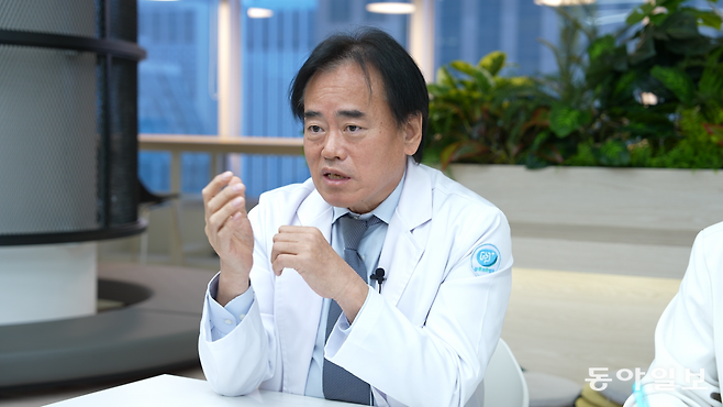 대장 치료 전문가인 장튼위튼병원 육의곤 원장이 대장에 생기는 용종을 어떻게 해결해야 하는지, 예방법은 어떤 것이 있는지 설명하고 있다. 이진한 의학전문기자·의사 likeday@donga.com