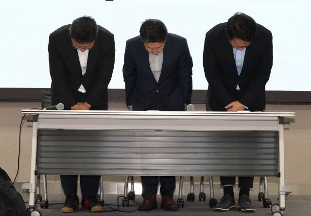 서울 중구 삼화타워에서 24일 열린 SK텔레콤 해킹 사고 관련 일일 브리핑에서 김희섭 PR센터장(왼쪽부터), 임봉호 MNO(이동통신) 사업부장, 류정환 네트워크 인프라센터장이 고개 숙여 사과하고 있다. 연합뉴스