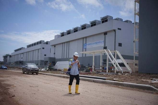 지난해 9월 27일 말레이시아 조호르주 세데낙 테크 파크에서 현장 직원이 데이터 센터 건설 현장을 지나고 있다.AP연합뉴스