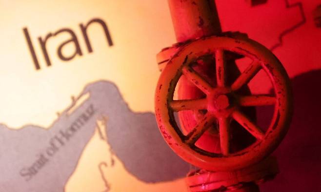 호르무즈 해협과 이란 지도 합성 이미지. 로이터 연합뉴스