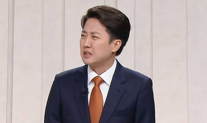 이준석 개혁신당 대통령 후보가 5월27일 서울 마포구 상암동 문화방송(MBC) 스튜디오에서 열린 정치 분야 토론회에서 발언하고 있다. 에스비에스(SBS) 유튜브 갈무리