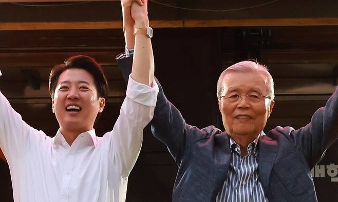 김종인 전 국민의힘 비상대책위원장이 5월28일 서울 강남구 코엑스 동문에서 열린 이준석 개혁신당 대통령 후보의 집중유세 현장을 찾아 이 후보와 함께 두 팔을 들어올리고 있다. 연합뉴스