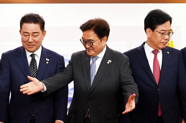 우원식 국회의장(가운데)이 24일 오전 국회에서 김병기 더불어민주당 대표 직무대행 겸 원내대표(왼쪽), 송언석 국민의힘 원내대표(오른쪽)와 대화하기에 앞서 기념사진을 찍은 뒤 자리로 돌아가고 있다. 공동취재사진